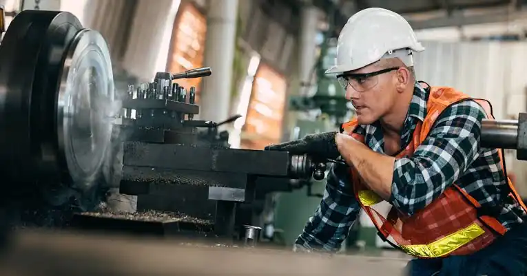 Capannone industriale moderno con macchinari sicuri ammissibili al Bando ISI INAIL